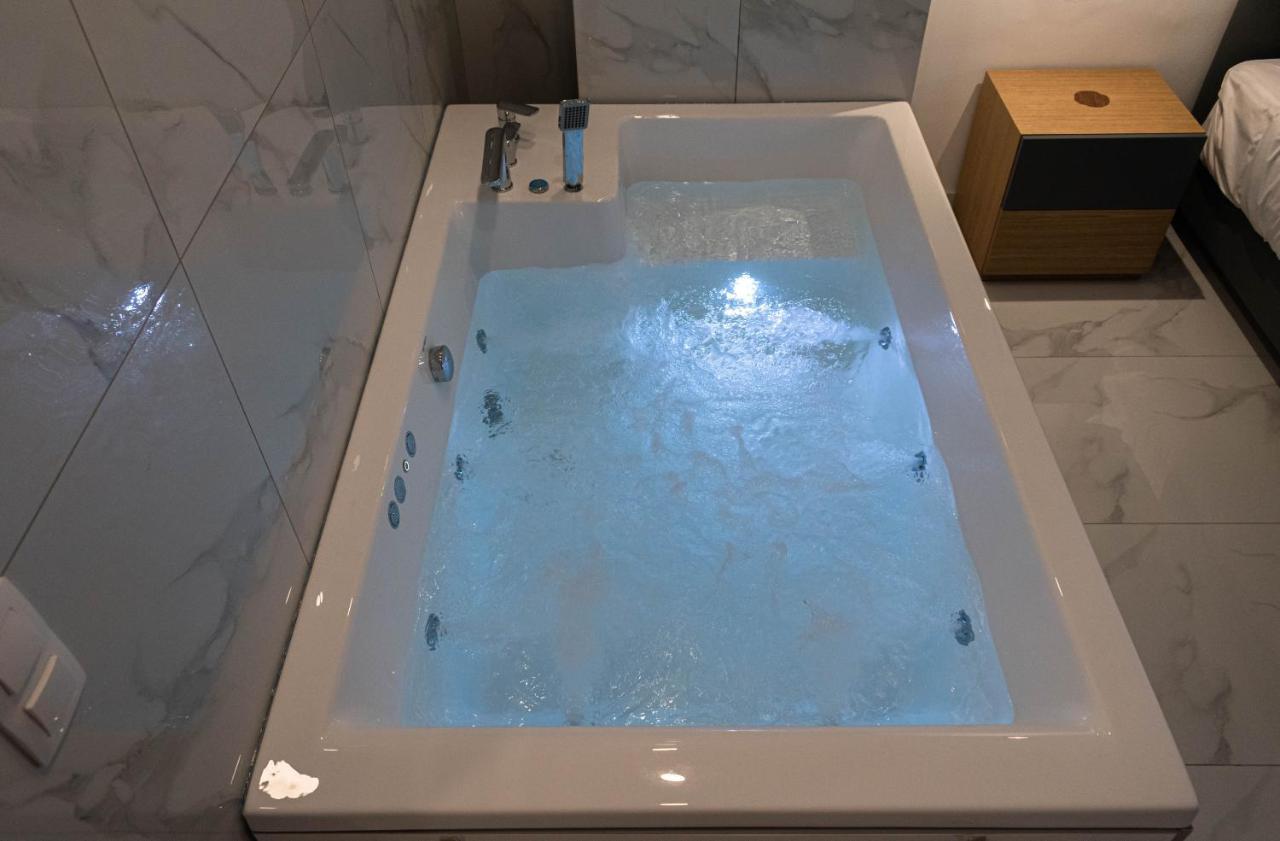 Athens Jacuzzi Apartment Exterior foto